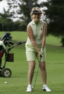 Esperanza Aguirre jugando al golf