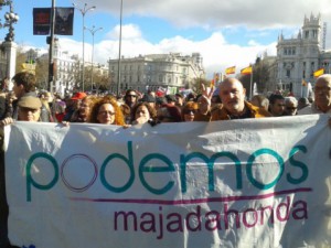 Antonio Mthez Prudencio (izq) sujeta una pancarta de Podemos el 31-E