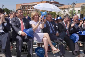 Esperanza Aguirre le pone una sombrilla a Narciso, junto a Granados