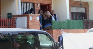 Bruno, saliendo de su casa en La Sacedilla junto a la Guardia Civil
