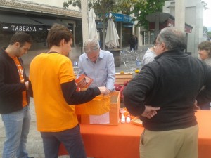 Alfonso Reina prepara su "mesa electoral" en las calles majariegas este fin de semana