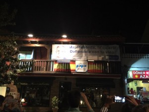 Pegada de carteles en la noche del inicio de campaña