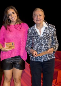 María España, con la ganadora del concurso literario