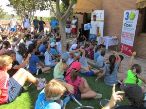 La reunión de niños y niñas en el acto promocional del ATP Challenger Open Castilla y León Villa de El Espinar