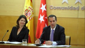 Lucia Figar y Salvador Victoria, consejeros madrileños del PP imputados y dimitidos