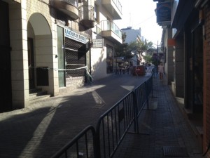 La calle Santiago Apostol con vallas