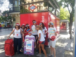 Voluntarios de C.R. Majadahonda participando en  la venta de boletos para el Sorteo de Oro