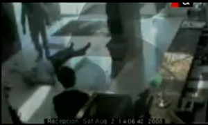 Momento del vídeo en el que Neira cae al suelo ante su agresor