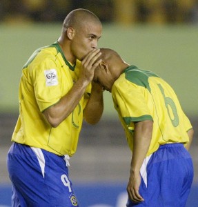 Ronaldo besa a Roberto Carlos 