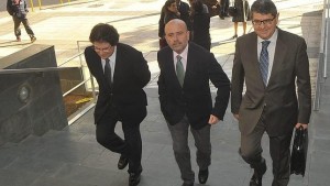 José Antonio Alonso Conesa (centro) con sus hermanos, accede a los juzgados