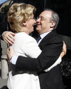 Real Madrid's President Florentino Perez (R) hugs Madrid's regional President Esperanza Aguirre during celebrations for Real Madrid's league title in Madrid May 14, 2012. Real Madrid won the Spanish first division 2012 league title at San Mames stadium in Bilbao on May 2 which is the club's first La Liga title in four years. REUTERS/Andrea Comas (SPAIN - Tags: SPORT SOCCER POLITICS)