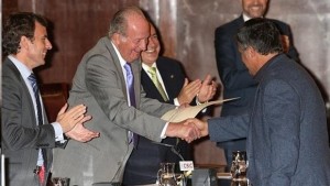 El rey Juan Carlos entrega el premio Fondena al presidente de GREFA