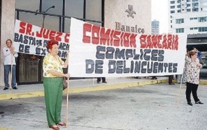 Fotografía de La Prensa de Panamá con los afectados por la quiebra