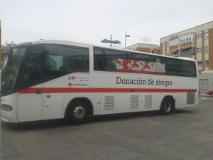 El autobús de Cruz Roja en la Plaza de los Jardinillos