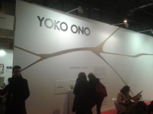 Yoko Ono diseñó unas tazas de café expuestas en Arco 2016