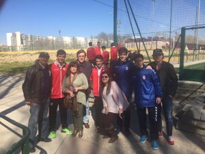 Foto de familia en Alcalá entre jugadores y ex jugadores del Rayo Majadahonda
