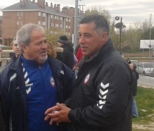 El ex futbolista Antonio López (At. Madrid), Antonio Iriondo y Oscar Mena, en la grada majariega