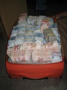 Maleta de dinero del mexicano encontrada por la policía