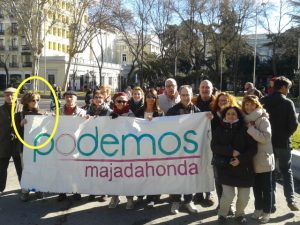 Paqui Sánchez, con una pancarta de Podemos