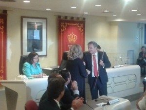 Mercedes Pedreira cediendo el bastón de alcalde a Narciso de Foxá en la investidura