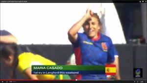 María Casado, la jugadora y entrenadora del Club de Rugby Majadahonda, hace el popular gesto del Rhino