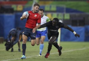 2016 Rio Olympics - Rugby - Preliminary - Men's Placing 9-12 Spain v Kenya - Deodoro Stadium - Rio de Janeiro, Brazil - 10/08/2016. Marcos Poggi Ranwez (ESP) of Spain evades Oscar Ouma (KEN) of Kenya to score a try. REUTERS/Phil Noble (BRAZIL - Tags: SPORT OLYMPICS SPORT RUGBY ANIMALS) FOR EDITORIAL USE ONLY. NOT FOR SALE FOR MARKETING OR ADVERTISING CAMPAIGNS.