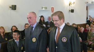 El juez Narciso Dueñas (derecha)