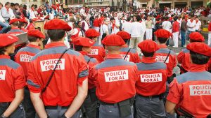La Policía Foral de Pamplona en un encierro