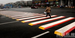 Algunas ciudades están repintando los pasos de cebra para obligar a disminuir la velocidad