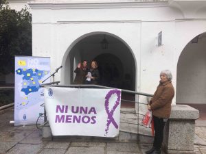 Una pancarta presidía los actos. Detrás, Irene Salcedo y María José Montón