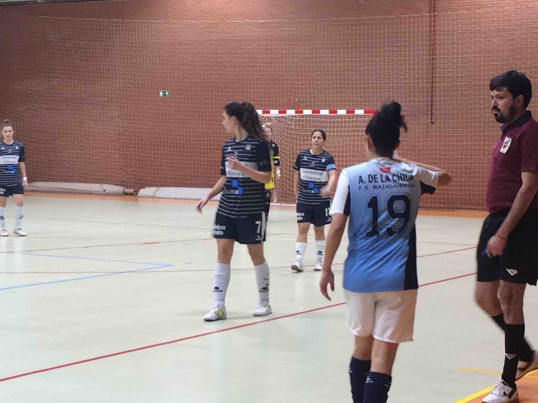 Fútbol sala femenino: 3 palos, 3 penaltys y 3 fallos arbitrales hacen caer al Majadahonda ante Alicante (3-4)