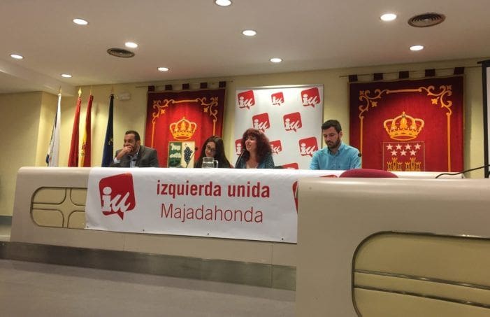 Eduardo Garzón (IU) esquiva el “micro” del alcalde y defiende el marxismo en Majadahonda Eduardo Garzón (IU) esquiva el “micro” del alcalde y defiende el marxismo en Majadahonda