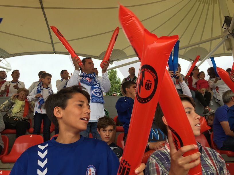 Las mejores fotografías de la afición del Rayo Majadahonda ante el Racing de Santander