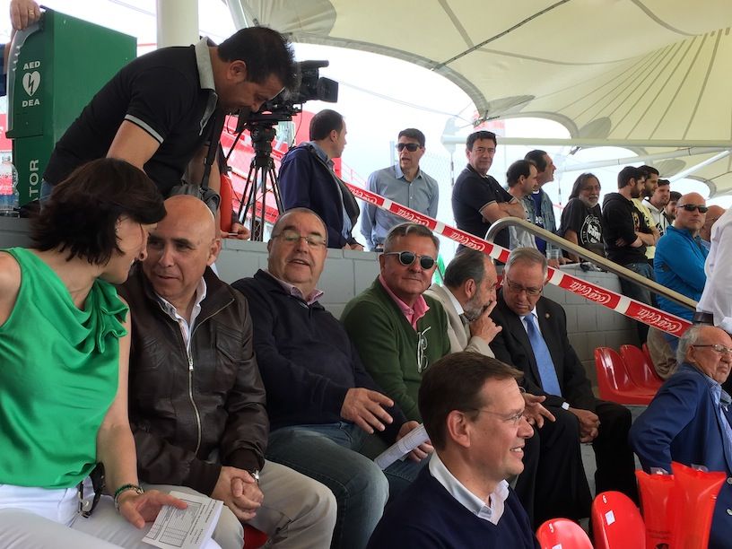 Las anécdotas y fotos del palco del Rayo Majadahonda y de los políticos que fueron a la grada