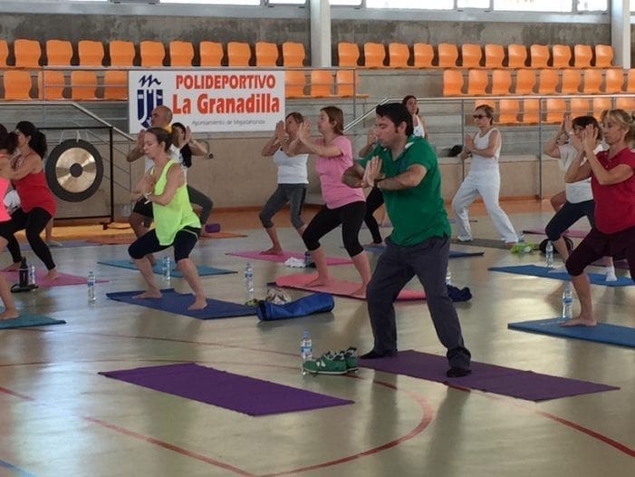 La clase de yoga del concejal Angel Alonso (Majadahonda) con una profesora de 8 años La clase de yoga del concejal Angel Alonso (Majadahonda) con una profesora de 8 años