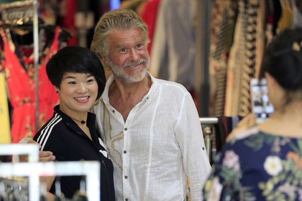 Bigote Arrocet “pone de moda” una tienda china de Majadahonda