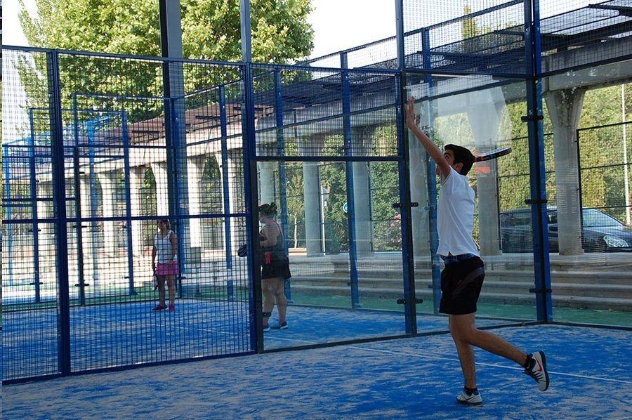 Cruz Roja Majadahonda organiza su torneo de pádel solidario y una «master class» de zumba y tango