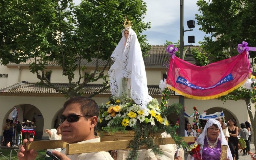 La comunidad filipina de Majadahonda sale a la calle en procesión y celebra misa en tagalo, inglés y español