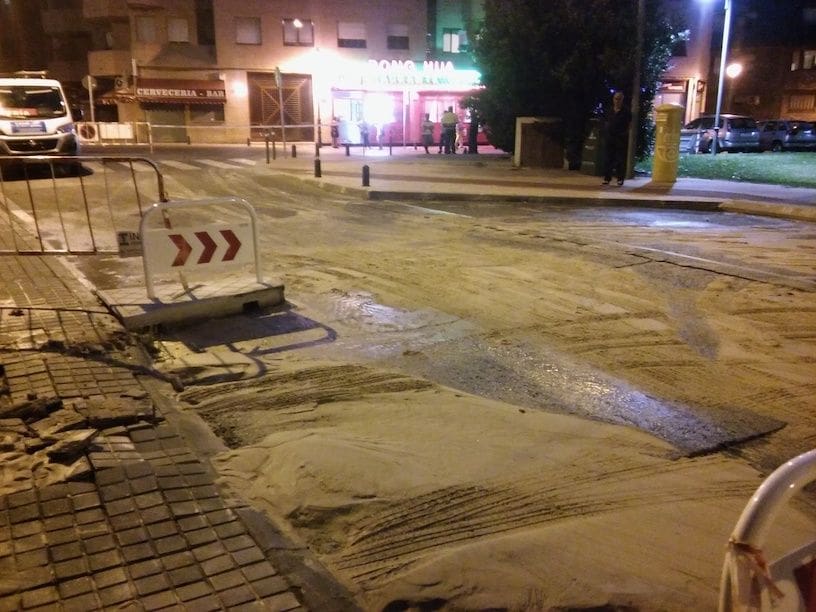 Un geiser de agua “brota” en Majadahonda e inunda una calle