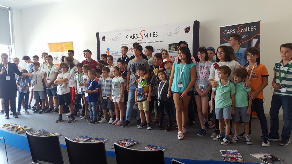 Jóvenes pacientes de Majadahonda saltan a los medios tras participar en «Cars for Smiles»