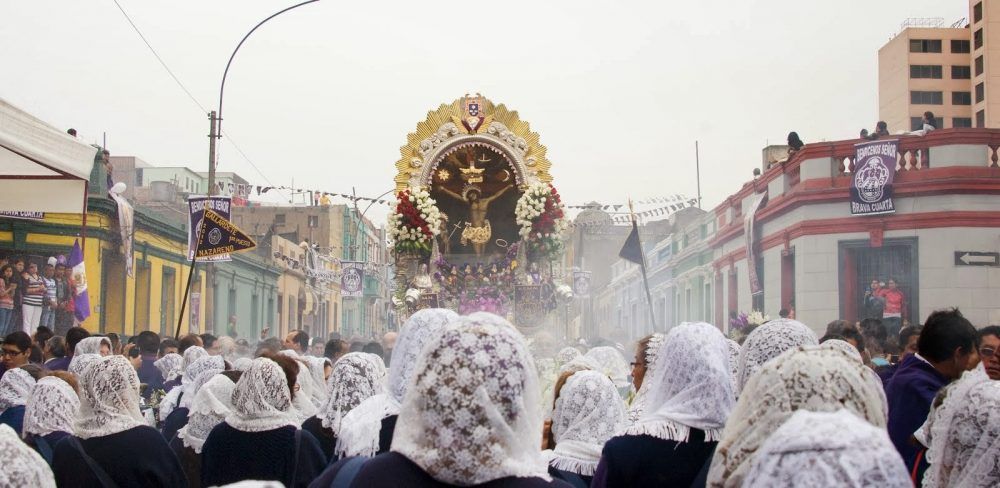 La comunidad peruana de Majadahonda celebra la procesión del «Señor de los Milagros»