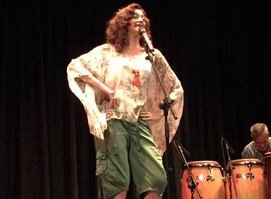 Carmen París canta en Majadahonda a las víctimas de género con jotas en inglés a ritmo latino y africano