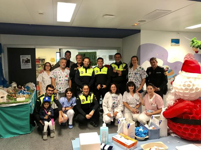 La policía de Majadahonda anticipa los Reyes Magos a los niños hospitalizados en el Puerta de Hierro