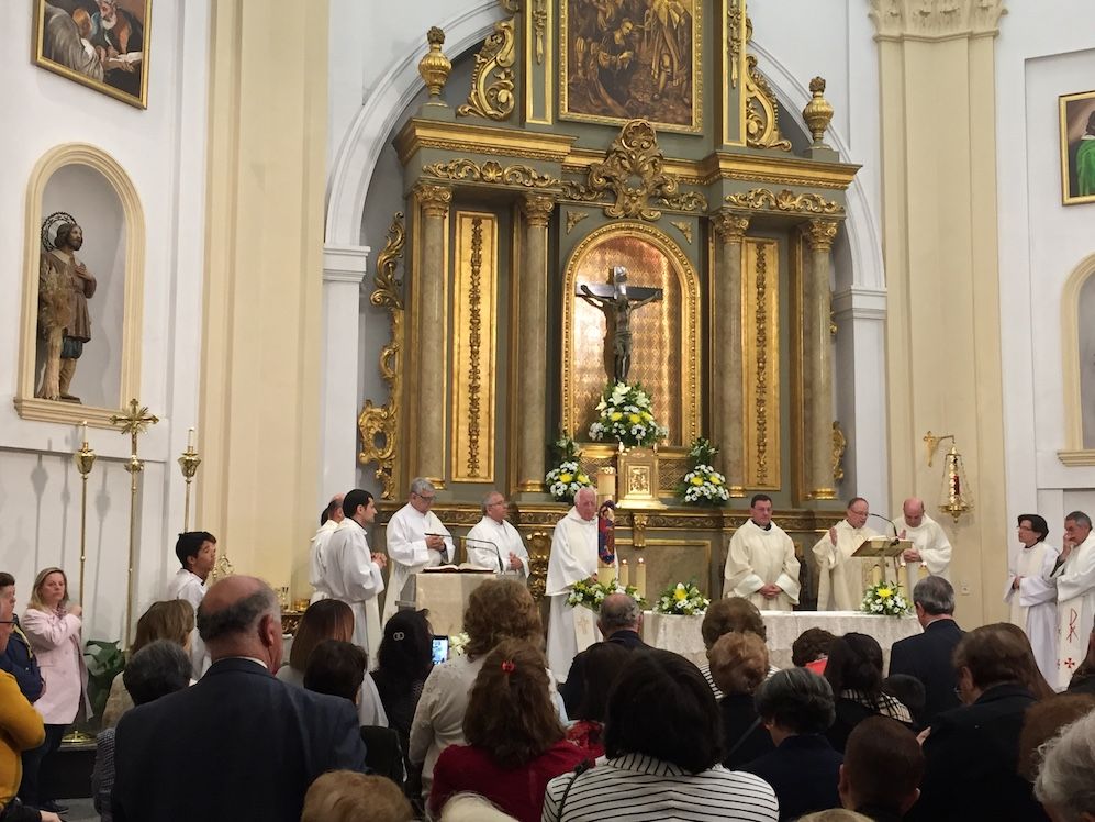 El párroco Paco Ruano recibe la «paloma» de Carmen Perujo: amplio reconocimiento social a sus 25 años de sacerdote