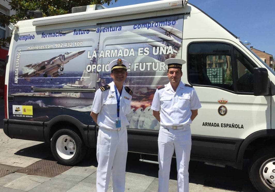La Armada recluta a jóvenes en Majadahonda: «sueldo digno», «alojamiento» y «manutención»