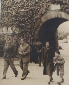 Crescencio Bustillo (izquierda) con su primo Esteban Villegas y la hija de este, Julita. El niño es su hijo Darío con 6 años (1957)