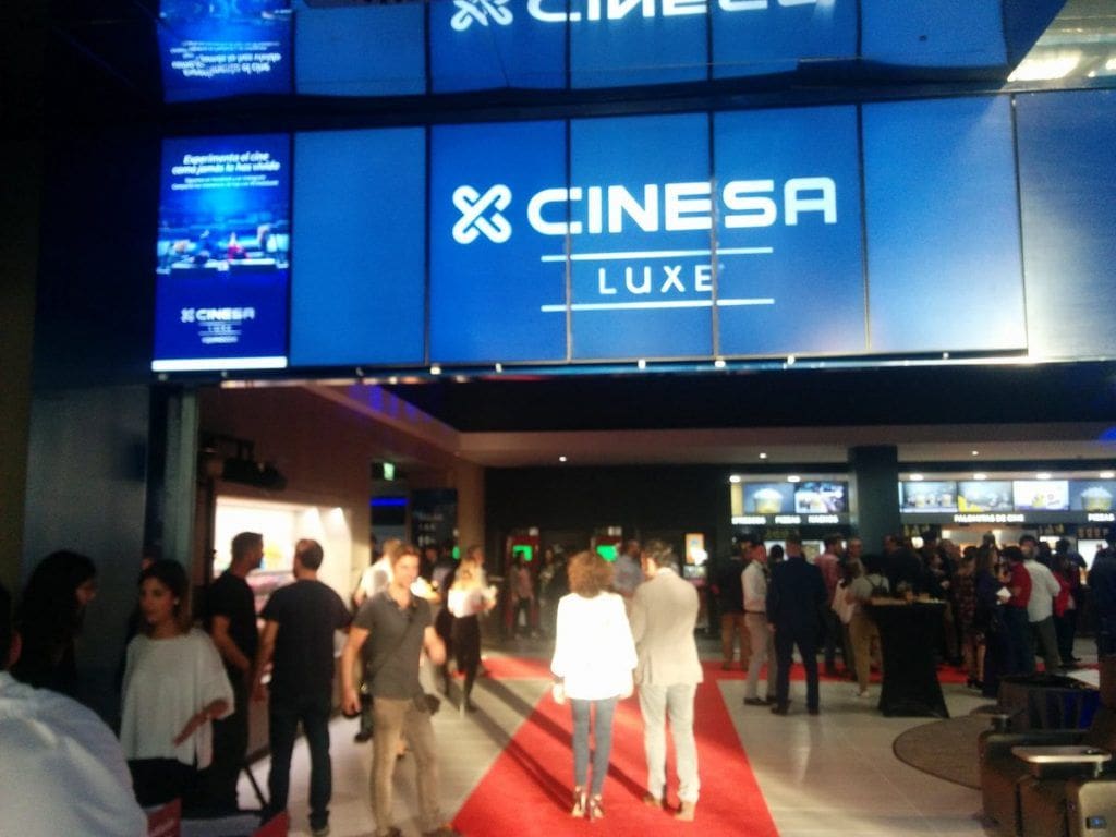 Sala Screen inaugurada con políticos público