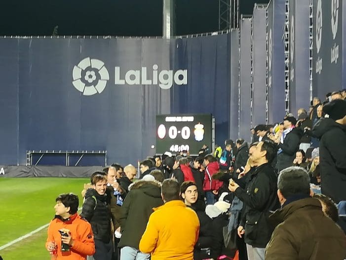 Rayo Majadahonda: el alcalde no quitará la lona del Cerro que molesta a los vecinos sin permiso de la Liga (LFP) Rayo Majadahonda: el alcalde no quitará la lona del Cerro que molesta a los vecinos sin permiso de la Liga (LFP)