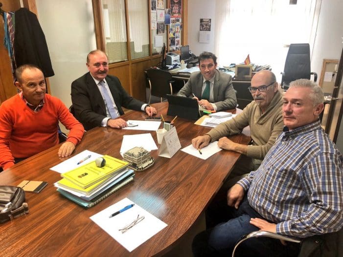 El pleno de Majadahonda debate la ordenanza del Mercadillo y despide en silencio a Manu Ortiz (PP) El pleno de Majadahonda debate la ordenanza del Mercadillo y despide en silencio a Manu Ortiz (PP)