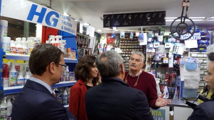 “Ferretería La Maja” agua la “fiesta” a la comitiva del PP madrileño que visitó Majadahonda “Ferretería La Maja” agua la “fiesta” a la comitiva del PP madrileño que visitó Majadahonda